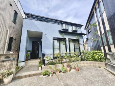 大きな収納が備わった玄関です。明るい光が差し込むドアが印象的です。自転車の出し入れもゆとりを感じられる空間です。落ち着いた雰囲気の木目調収納が魅力的です。玄関スペースがすっきりとしています。