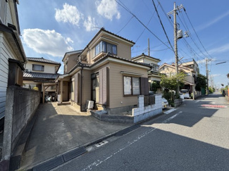 大通りから数本入った穏やかな住宅街にございます。2階建て・カースペース付きです。