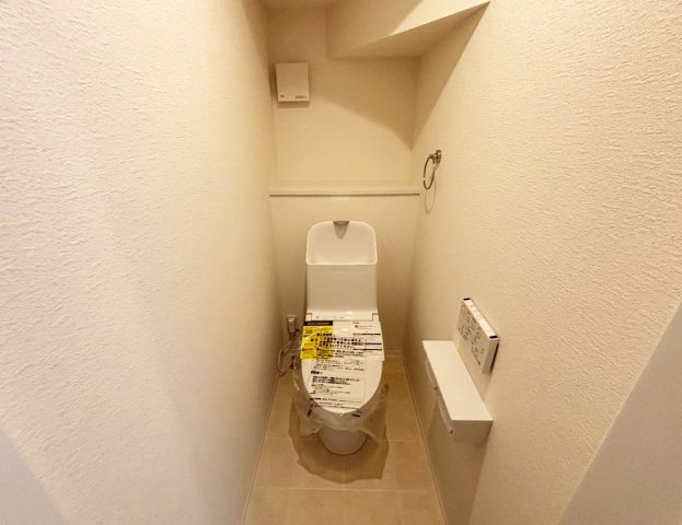 シンプルで使いやすい暖房・温水シャワー洗浄機能付きトイレは標準装備です！