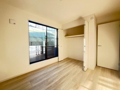 明るい光が差し込む洋室です。収納スペースが充実しておりお部屋をすっきりと保てます。清潔感のあるフローリング仕様が特徴です。バルコニーに面した窓で通風も良好です。