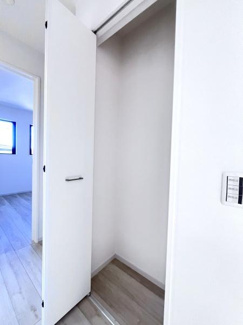 シンプルなデザインの収納スペースが備わっています。扉付きで中身をすっきりと隠せます。清潔感のある内装が特徴です。室内の雰囲気に調和した仕様です。収納として使いやすい空間です。