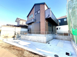 敷地内にはしっかりとした駐車スペースがあります。コンクリート舗装で車の出し入れがしやすい設計です。道路からのアクセスもスムーズに行えます。