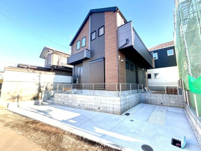 敷地内にはしっかりとした駐車スペースがあります。コンクリート舗装で車の出し入れがしやすい設計です。道路からのアクセスもスムーズに行えます。