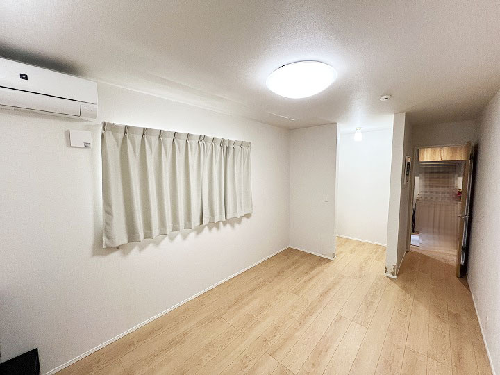 シンプルな洋室は、様々なインテリアに合わせやすいのが魅力です