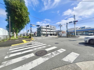 開放感のある前面道路が広がっています。歩道も整備されており周囲は見通しの良い環境です。近隣には商業施設も確認でき生活利便性が感じられます。明るい雰囲気が印象に残る現地写真です。