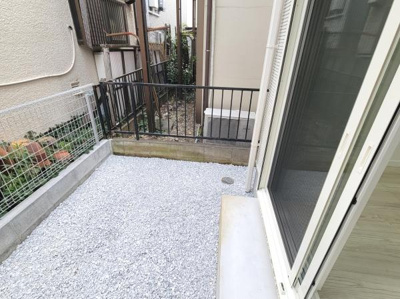 室外に面したスペースが確保されており気軽にお手入れができます。柵が設置されているため安心感があります。白い砂利が敷かれているのですっきりとした印象です。掃き出し窓から直接アクセス可能です。