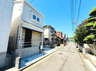 前面道路は十分な幅があり住宅街ならではの落ち着いた雰囲気が広がっています。道路沿いに新しい住宅が建ち並び周囲の緑も心地よい印象です。現地周辺は静かで住環境が整っています。