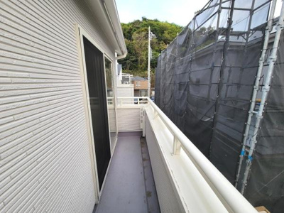 バルコニーは住まいのアクセントとなるスペースです。屋外で気軽に空気を感じられます。窓からのアクセスもしやすく使い勝手が考えられています。周囲の景色も楽しめる位置に設けられています。