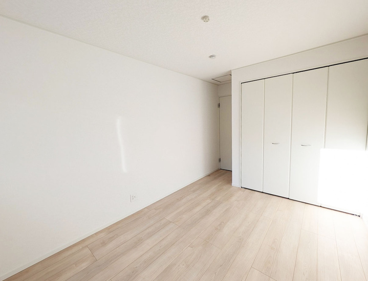 木の温もりを感じられる色調のフローリング