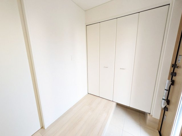 天井の高さまである大型のシューズボックスで家族の靴が増えても安心