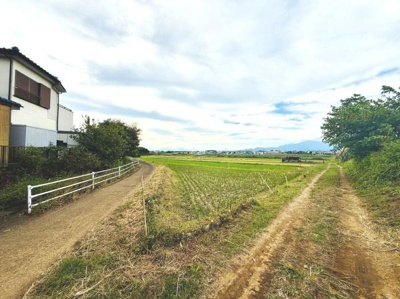 広々とした田園風景が広がる開放感のある立地です。周囲に緑が多く見通しの良い眺望が楽しめます。静かな環境で落ち着いた雰囲気が印象的です。自然に囲まれた静寂を感じられる場所です。