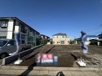 現地土地写真をご覧いただけます。周囲は落ち着いた雰囲気の住宅街です。道路からのアクセスも分かりやすくすぐに現地の状況を確認いただけます。開放感のある敷地となっています。