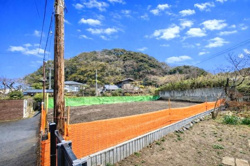 周囲に住宅が広がるエリアで落ち着いた雰囲気が感じられます。整地されたきれいな土地が広がっておりさまざまな活用が期待できます。開放感のある環境で日当たりも良好です。