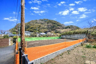 広々とした敷地が特徴的な土地です。周囲には住宅があり落ち着いた環境となっています。道路からのアクセスも良好です。土地の形が整っていますので様々なプランに対応しやすいです。