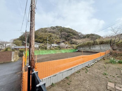 周囲に自然を感じる立地で開放感のある空間が広がっています。整地された土地で様々な活用が可能です。閑静な環境に囲まれておりゆとりある区画が魅力です。アクセスしやすい道路に面しています。