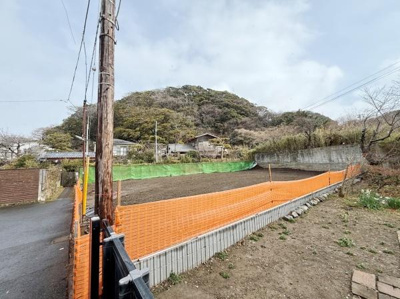 閑静な住宅街に位置する土地です。前面道路が広く車の出入りもスムーズに行えます。周辺は落ち着いた雰囲気で自然も感じられます。駅や商業施設へのアクセスも良好です。日当たりを確保しやすい角地です。