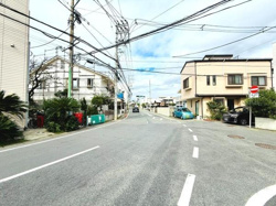 開放感のある広々とした前面道路が特徴です。周囲には住宅が立ち並び落ち着いた雰囲気が感じられます。車の通行もしやすく移動に便利な立地です。電柱や配線も整然としており安心感があります。