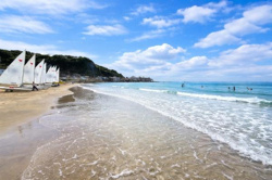 近隣には由比ガ浜海岸があり、広々とした砂浜で穏やかな時間が流れます。海青空と白い雲が広がり開放感を感じることができます。