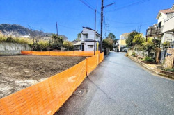 開放感のある土地で周辺に自然が感じられます。道路に面しており出入りがしやすい立地です。平坦な地形なので様々な用途に適応できます。周囲に住宅や緑が広がる穏やかな環境です。