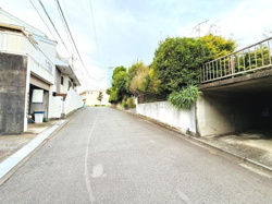 周囲に緑が多く道路幅もゆったりとした印象です。住宅が立ち並び落ち着いた環境が感じられます。開放感のある通りが特徴的です。