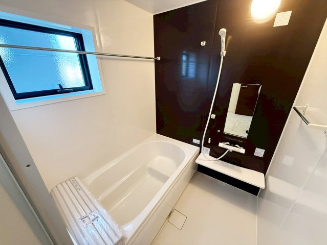 落ち着いた色合いの壁面が特徴の浴室。ゆっくり寛ぐ事の出来る空間です