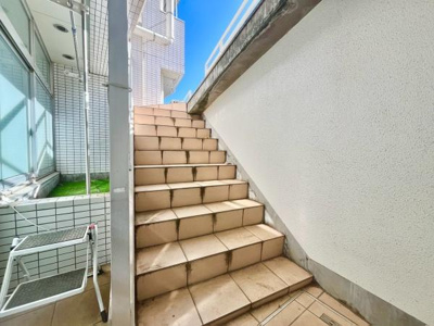 外階段が設けられており各階へのアクセスがスムーズです。タイル張りで清潔感があります。手すり付きで安心して利用できます。採光も良く明るい雰囲気です。