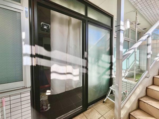 大きなガラス引き戸が印象的な玄関です。明るい光が差し込む開放的な印象を与えます。隣接の階段や屋根付きの通路が便利です。室内へのアクセスがスムーズで外からの目線も配慮された設計になっています。