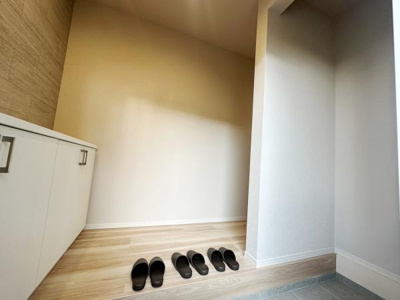 明るく開放感のある玄関が迎えてくれます。収納スペースもしっかり備わっており使い勝手が良い印象です。シンプルで落ち着いたデザインが空間を引き立てています。清潔感ある床材が魅力です。