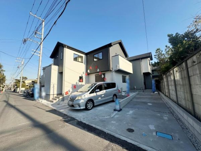 前面道路が広く車の出し入れがしやすい立地です。敷地内に駐車スペースが確保されており利便性が感じられます。建物も陽当たりの良い位置に配置されております。道幅や周辺の環境が確認しやすい現地写真です。