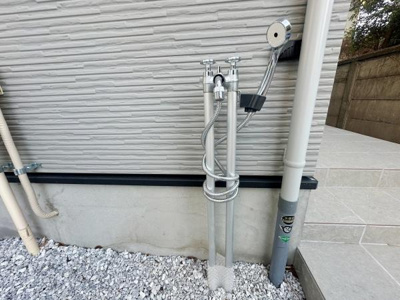外壁に備え付けられたシャワー付き水栓が設置されています。水回りの使いやすさを考慮した設備が整っています。建物の外観に調和した仕様です。