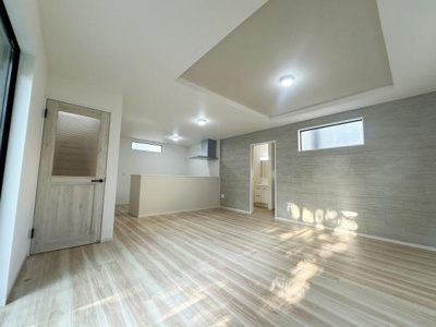 リビングに広がるナチュラルなフローリングが開放感を演出しています。天井に施されたデザインが空間にアクセントを与え特徴的な窓から光が差し込みます。