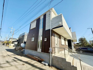 前面道路が広く車の出し入れもしやすい印象です。陽当たりがしっかり確保されており明るい雰囲気です。周囲は落ち着いた住宅街で静かな環境が広がっています。建物の外観もシンプルで清潔感があります。