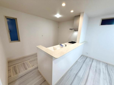 すっきりとしたデザインのキッチンは清潔感があり毎日の作業がしやすい空間です。広めのカウンターが使い勝手の良さを感じさせます。明るい内装で落ち着いた雰囲気が印象的です。
