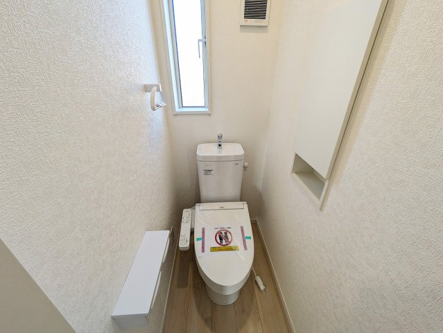 シンプルで使いやすい暖房・温水シャワー洗浄機能付きトイレは標準装備です！