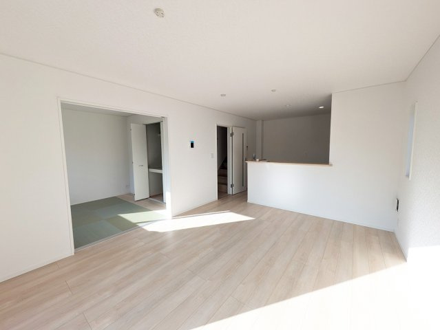 ご家族が集まるリビングダイニングは陽光あふれるあたたかなお部屋