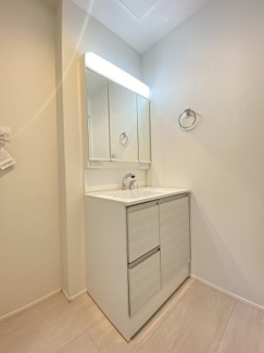 三面鏡の独立洗面化粧台付き