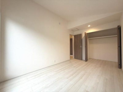 明るい色合いのフローリングが特徴的です。クローゼット扉付きで収納も便利に使えます。壁や天井もシンプルな仕上がりになっています。