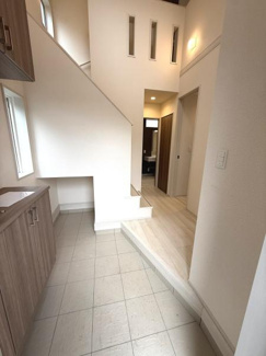 玄関は明るく開放感のある空間です。シンプルなデザインが印象的な仕様となっています。段差の少ない設計で使い勝手にも配慮されています。収納スペースも充実しています。