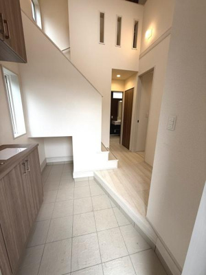 玄関は明るく開放感のある空間です。シンプルなデザインが印象的な仕様となっています。段差の少ない設計で使い勝手にも配慮されています。収納スペースも充実しています。