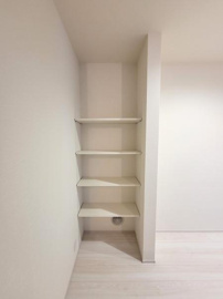 壁面を有効活用した棚付きの収納スペースです。シンプルなデザインで整理がしやすく空間を広々と使うことができます。奥行きのある設計なのでさまざまなアイテムを置いてもすっきりと収まります。