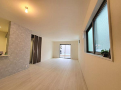 明るい色合いのフローリングが空間を広く感じさせます。大きな窓から自然光がしっかり入ります。シンプルな内装で家具のレイアウトも楽しめます。リビングの横には収納スペースも充実しています。