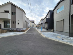 落ち着いた雰囲気の住宅街に位置しています。前面道路が広く車の出入りもスムーズです。周囲には新しい住宅が並び統一感があります。歩道部分も整備されており安心してご利用いただけます。