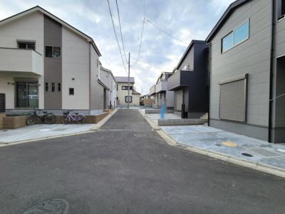 落ち着いた雰囲気の住宅街に位置しています。前面道路が広く車の出入りもスムーズです。周囲には新しい住宅が並び統一感があります。歩道部分も整備されており安心してご利用いただけます。