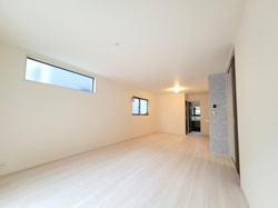 広々としたリビングはナチュラルなカラーで統一されており開放感のある空間です。窓から柔らかな光が差し込み明るい雰囲気が広がります。シンプルな内装がさまざまなインテリアに合わせやすい仕様となっています。