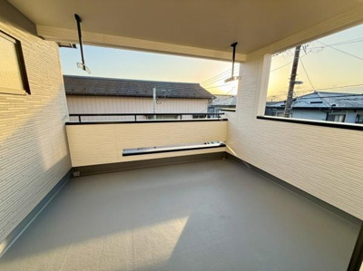 広々としたバルコニーが開放感を演出しています。天井付きで天候を気にせず利用できます。しっかりとした手すりがあり安心感があります。物干し金具付きで便利です。