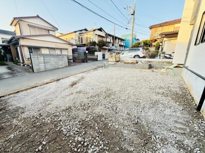 広々とした駐車場スペースが確保されています。整地済みで車の出入りもスムーズに行えます。前面道路からのアプローチも良好です。周囲は落ち着いた住宅街ですので安心してご利用いただけます。