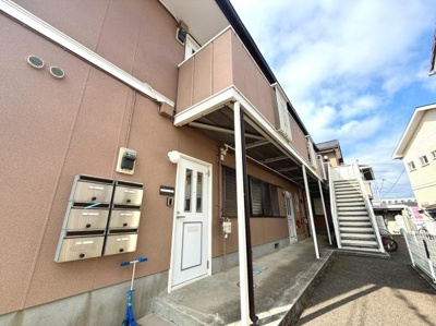 明るい外観が印象的な建物です。集合ポストが配置されており各住戸にスムーズな郵便受けが可能です。外階段により2階へのアクセスも快適です。手入れが行き届いた共用部分で清潔感があります。