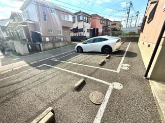 ゆとりのある駐車スペースで車の出し入れがしやすい環境です。敷地内に駐車場が設けられており車をお持ちの方に便利です。アスファルト舗装で使いやすさが感じられます。道路からのアクセスもスムーズです。