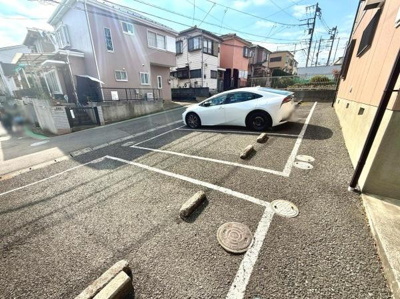 ゆとりのある駐車スペースで車の出し入れがしやすい環境です。敷地内に駐車場が設けられており車をお持ちの方に便利です。アスファルト舗装で使いやすさが感じられます。道路からのアクセスもスムーズです。