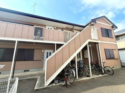 外観がシンプルなデザインで落ち着いた色合いが魅力的です。建物前には自転車置き場が設けられており利便性があります。2階へは外階段からアクセスが可能です。周囲も開放的で明るい雰囲気です。